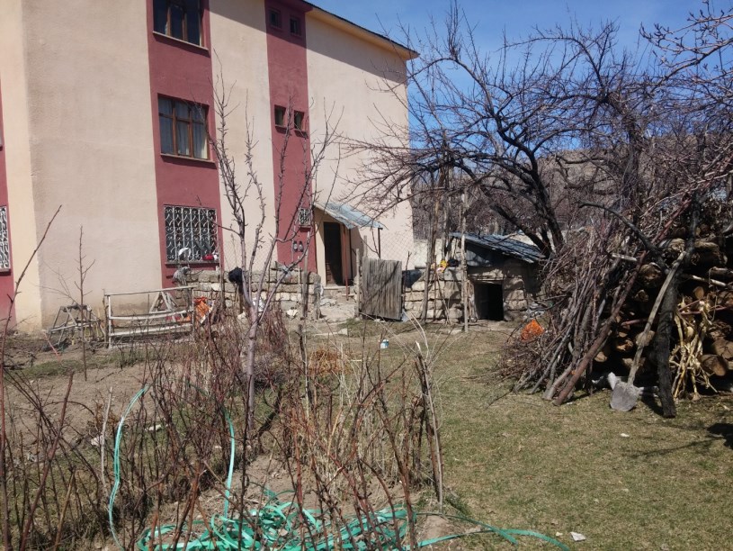 3 katlı bina ve bahçesı