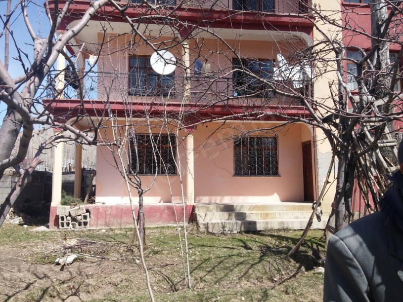 3 katlı bina ve bahçesı