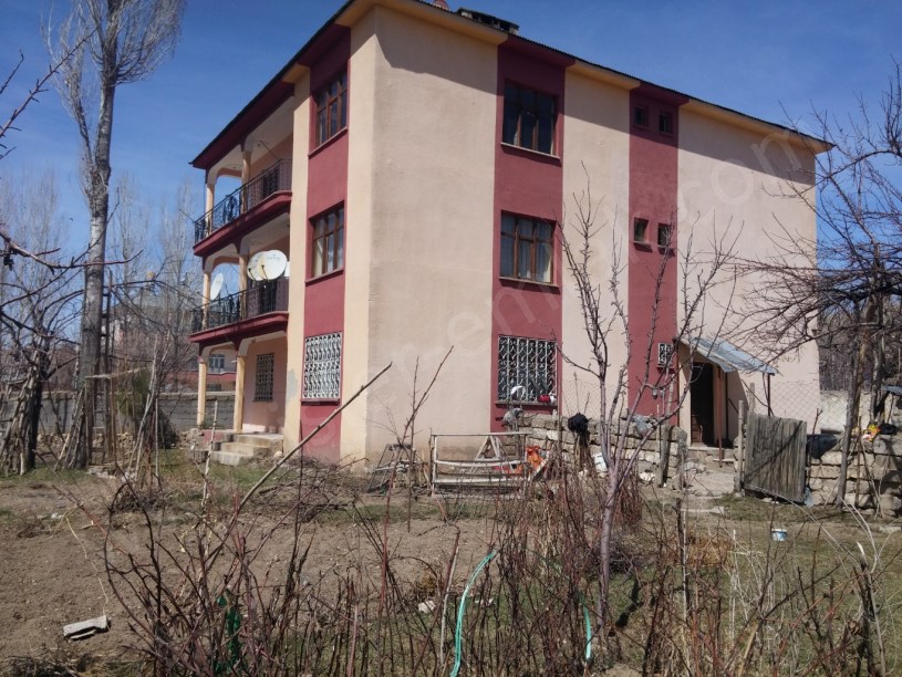 3 katlı bina ve bahçesı