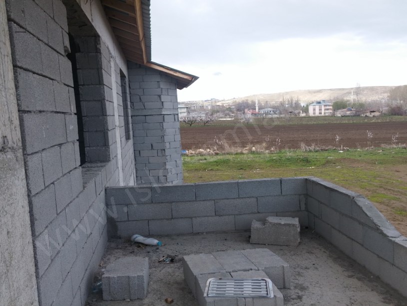 SATILIK İKİ KATLI EV 110)ARSA SU ELEKTIRIK ABONE. YAPILMIŞ