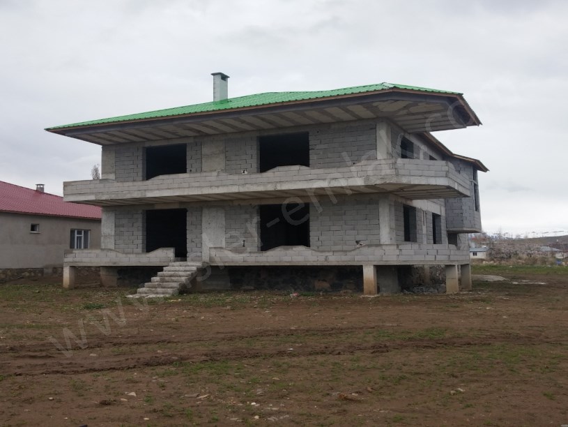 SATILIK İKİ KATLI EV 110)ARSA SU ELEKTIRIK ABONE. YAPILMIŞ