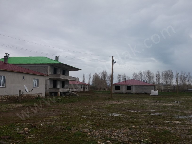 SATILIK İKİ KATLI EV 110)ARSA SU ELEKTIRIK ABONE. YAPILMIŞ