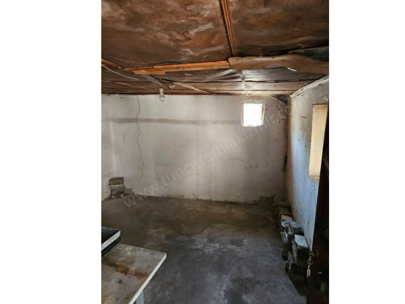 MENEMEN EMİRALEM DEGİRMEN DEREDE SATILIK KÖY EVİ
