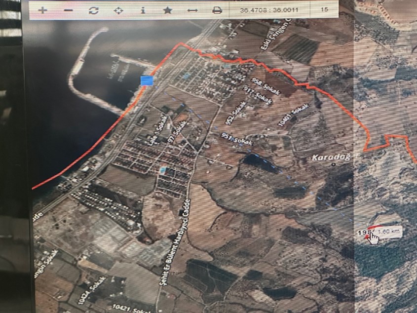 ARSUZ MADENLİ MAHALLESİNDE HADO KARŞISI ANA YOLDA 1500 metre MESAFE SATILIK 5600 m2 TARLA