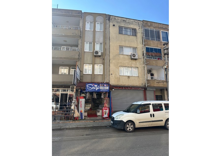 ARSUZ KARAAĞAÇ ŞARKONAK MAHALESİNDE ARSUZ YOLUNA SIFIR SATILIK 85m2 DÜKKAN 