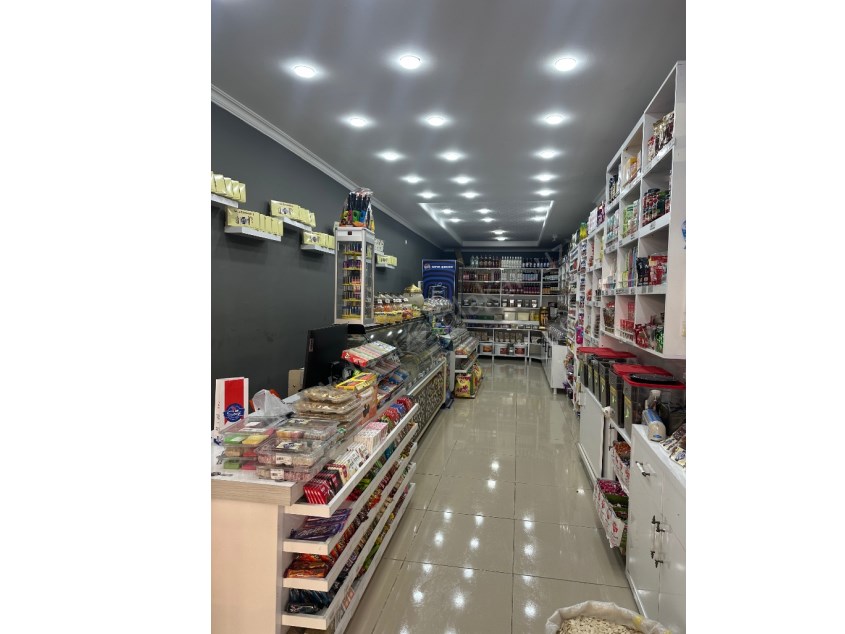 ARSUZ KARAAĞAÇ ŞARKONAK MAHALESİNDE ARSUZ YOLUNA SIFIR SATILIK 85m2 DÜKKAN 