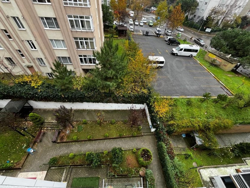 KURTKÖY İBB MESKEN KONUTLARINDA HİLAL KONUTLARINA KOMŞU ARA KAT GÜNEY DOĞU CEPHE