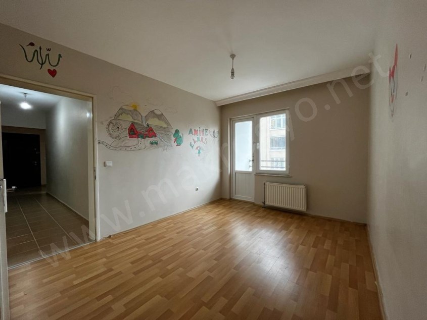KURTKÖY İBB MESKEN KONUTLARINDA HİLAL KONUTLARINA KOMŞU ARA KAT GÜNEY DOĞU CEPHE