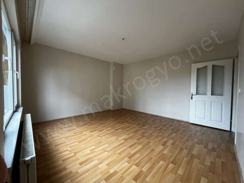 KURTKÖY İBB MESKEN KONUTLARINDA HİLAL KONUTLARINA KOMŞU ARA KAT GÜNEY DOĞU CEPHE