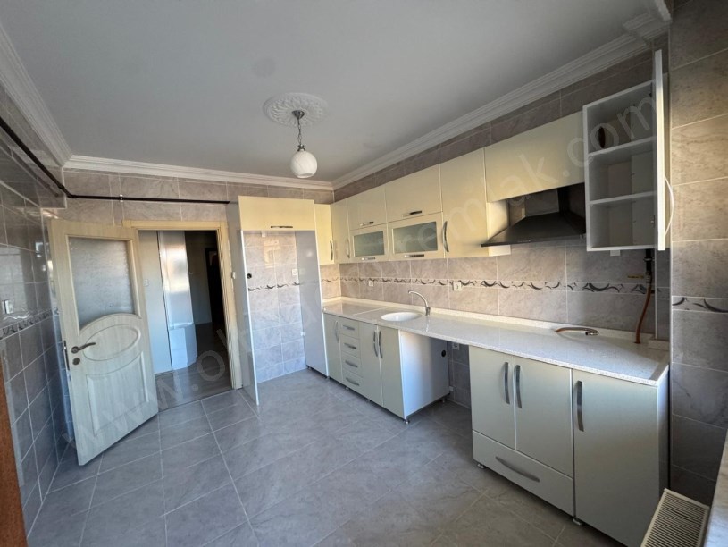 ŞEHİTLER MAH LCW MAĞZASI ÜSTÜ 4. KAT 3+1 SATILIK DAİRE