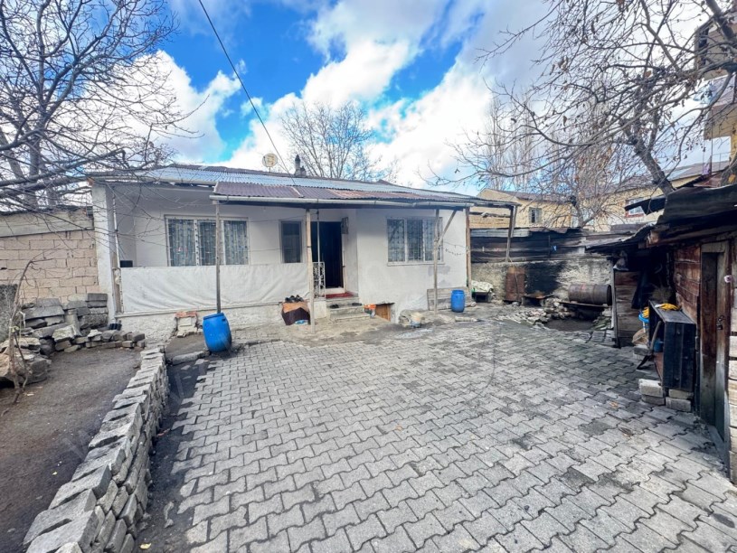 ASLANPAŞA MAH .OKULLAR CADDESİSATILIK MÜSTAKİL BAHÇELİ EV