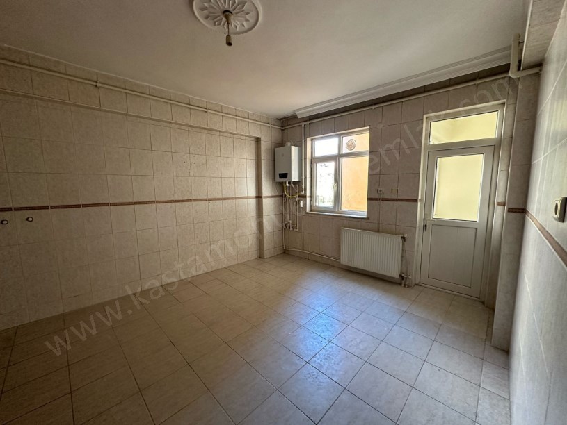 MERKEZ ANA CADDE ÜZERİ Satılık 3+1 Daire