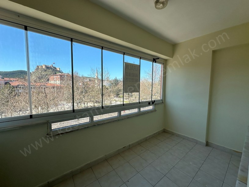 MERKEZ ANA CADDE ÜZERİ Satılık 3+1 Daire