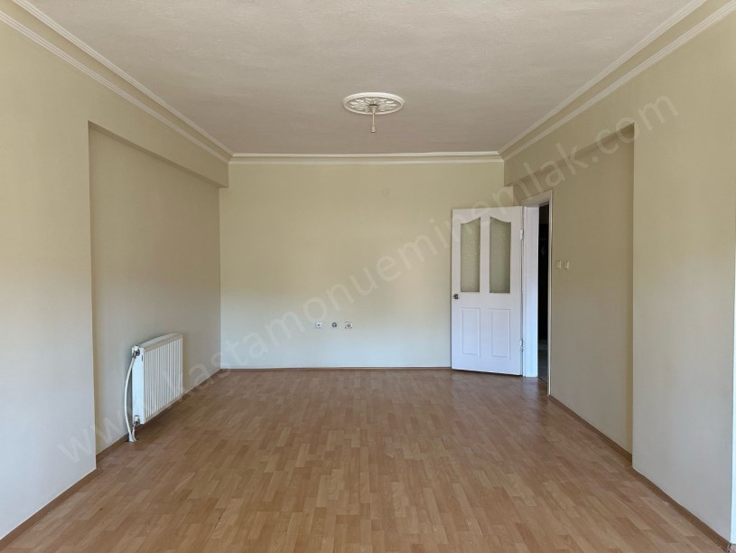 MERKEZ ANA CADDE ÜZERİ Satılık 3+1 Daire