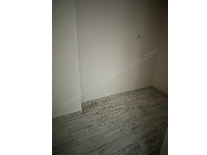 MERKEZ ANA CADDE ÜZERİ Satılık 2+1 Daire