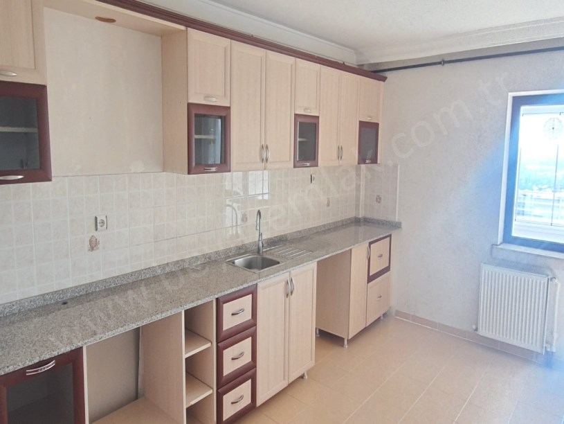 DOLMUŞ VE SERVİS GÜZERGAHINDA GENİŞ BALKONLU KİRALIK 3+1 DAİRE