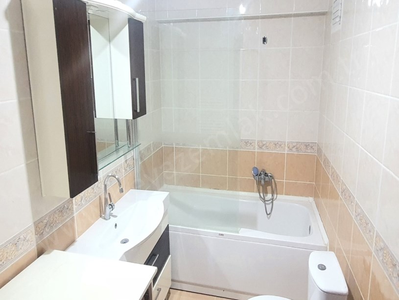 DOLMUŞ VE SERVİS GÜZERGAHINDA GENİŞ BALKONLU KİRALIK 3+1 DAİRE