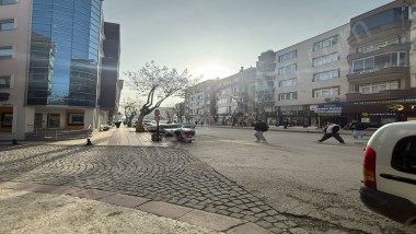 Cumhuriyet Cad. Vakıfbank Karşısı Ofis ve Daire 