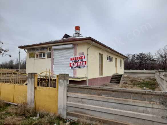 2 Mezar Arasında Satılık Müstakil Ev Bina Ve Arsası Bolvadin