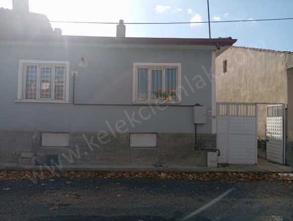 Merkez Bolvadin Satılık Müstakil Ev |  2+1 Oda | 100M2 2.500.000Tl | Komple Bina | Kombi | 1 Banyo | 1 Yatak Odası Resim-1