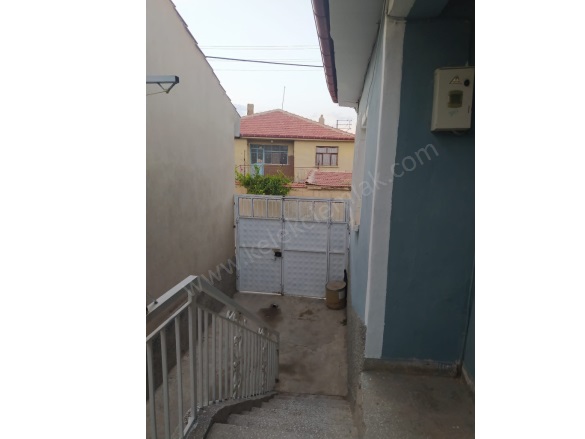 Merkez Bolvadin Satılık Müstakil Ev |  2+1 Oda | 100M2 2.500.000Tl | Komple Bina | Kombi | 1 Banyo | 1 Yatak Odası Resim-3