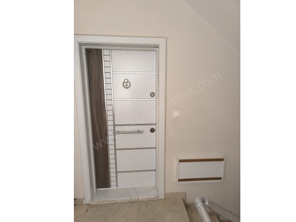 Merkez Bolvadin Satılık Daire |  4+1 Oda | 140M2 3.600.000Tl  Krediye Uygun  | 2. Kat | Kombi | 1 Banyo | 1 Yatak Odası Resim-2