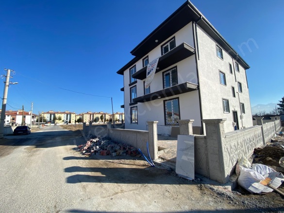 Merkez Bolvadin Satılık Daire |  2+1 Oda | 100M2 2.500.000Tl  Krediye Uygun  | 3. Kat | Kombi | 1 Banyo | 1 Yatak Odası Resim-3