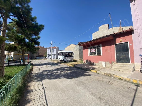 Merkez Bolvadin Satılık Müstakil Ev |  2+1 Oda | 181M2 2.850.000Tl  Krediye Uygun  | Komple Bina | Kombi | 1 Banyo | 1 Yatak Odası Resim-2