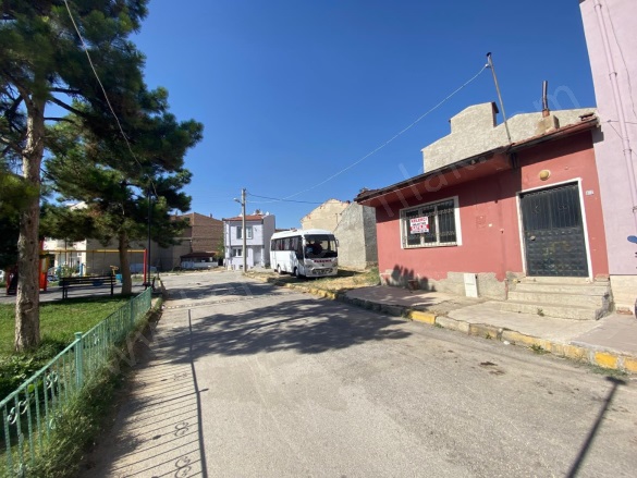 Merkez Bolvadin Satılık Müstakil Ev |  2+1 Oda | 181M2 2.850.000Tl  Krediye Uygun  | Komple Bina | Kombi | 1 Banyo | 1 Yatak Odası Resim-3