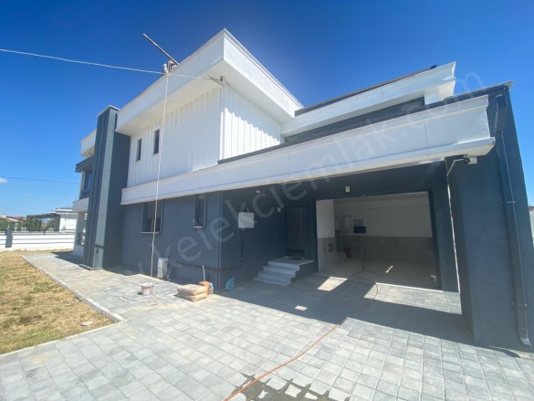 Merkez Bolvadin Satılık Müstakil Ev |  5+1 Oda | 200M2 17.500.000Tl  Krediye Uygun  | Komple Bina | Kombi | 5 Banyo | 1 Yatak Odası Resim-2