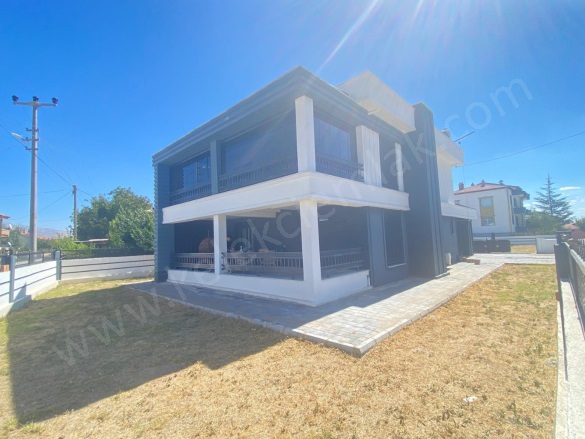 Merkez Bolvadin Satılık Müstakil Ev |  5+1 Oda | 200M2 17.500.000Tl  Krediye Uygun  | Komple Bina | Kombi | 5 Banyo | 1 Yatak Odası Resim-3