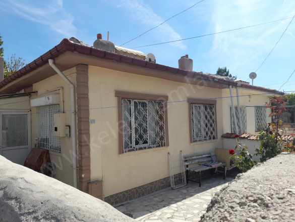 Mezar Evlerinde Müstakil Bina 2+1 Satılık Ev Afyon Bolvadin