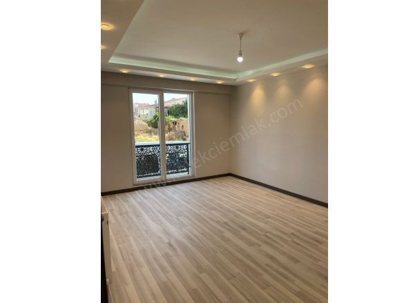 Merkez Bolvadin Satılık Daire |  3+1 Oda | 115M2 3.300.000Tl  Krediye Uygun  | 1. Kat | Kombi | 1 Banyo | 1 Yatak Odası Resim-4