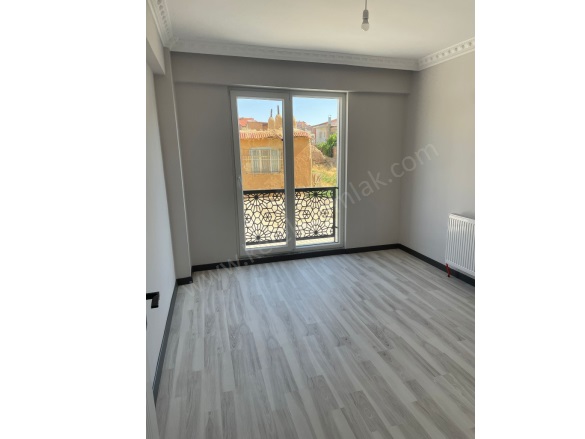 Merkez Bolvadin Satılık Daire |  3+1 Oda | 115M2 3.300.000Tl  Krediye Uygun  | 1. Kat | Kombi | 1 Banyo | 1 Yatak Odası Resim-5