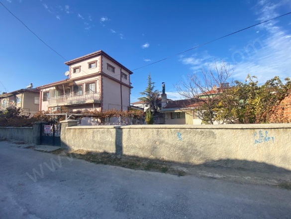Merkez Bolvadin Satılık Müstakil Ev |  3+1 Oda | 125M2 9.750.000Tl  Krediye Uygun  | Komple Bina | Kombi | 1 Banyo | 1 Yatak Odası Resim-1