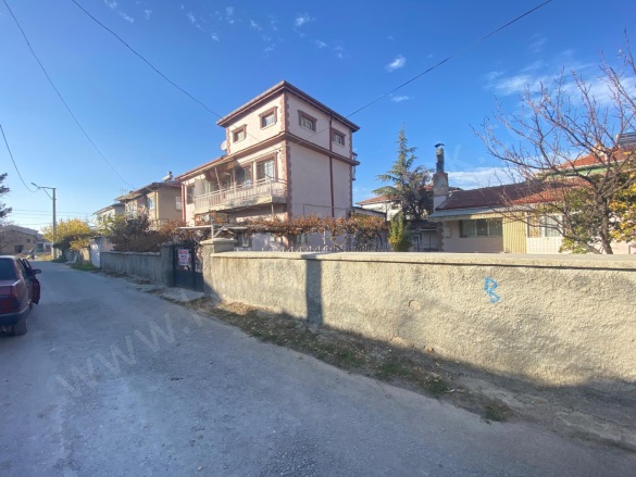 Merkez Bolvadin Satılık Müstakil Ev |  3+1 Oda | 125M2 9.750.000Tl  Krediye Uygun  | Komple Bina | Kombi | 1 Banyo | 1 Yatak Odası Resim-2