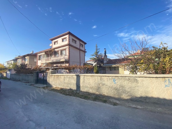 Merkez Bolvadin Satılık Müstakil Ev |  3+1 Oda | 125M2 10.000.000Tl  Krediye Uygun  | Komple Bina | Kombi | 1 Banyo | 1 Yatak Odası Resim-3