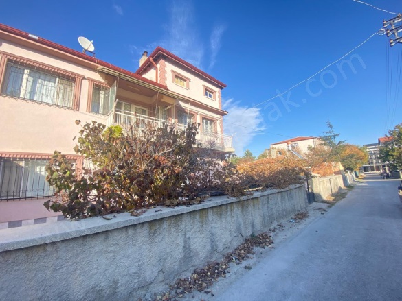 Merkez Bolvadin Satılık Müstakil Ev |  3+1 Oda | 125M2 9.750.000Tl  Krediye Uygun  | Komple Bina | Kombi | 1 Banyo | 1 Yatak Odası Resim-4