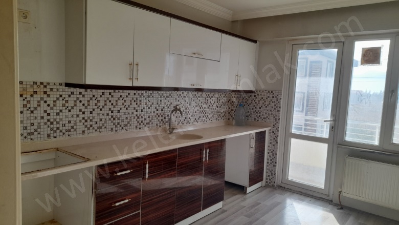 Merkez Bolvadin Satılık Daire |  3+1 Oda | 140M2 3.000.000Tl  Krediye Uygun  | 2. Kat | Kombi | 1 Banyo | 1 Yatak Odası Resim-4