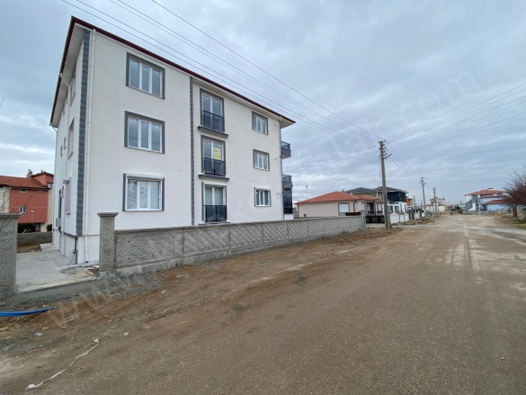 Merkez Bolvadin Kiralık Daire |  2+1 Oda | 85M2 Aylık 16.000Tl  Krediye Uygun  | 2. Kat | Kombi | 2 Banyo | 1 Yatak Odası Resim-4