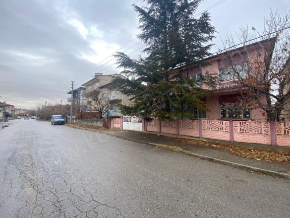 Merkez Bolvadin Satılık Müstakil Ev |  3+1 Oda | 125M2 9.750.000Tl  Krediye Uygun  | Komple Bina | Kombi | 1 Banyo | 1 Yatak Odası Resim-2