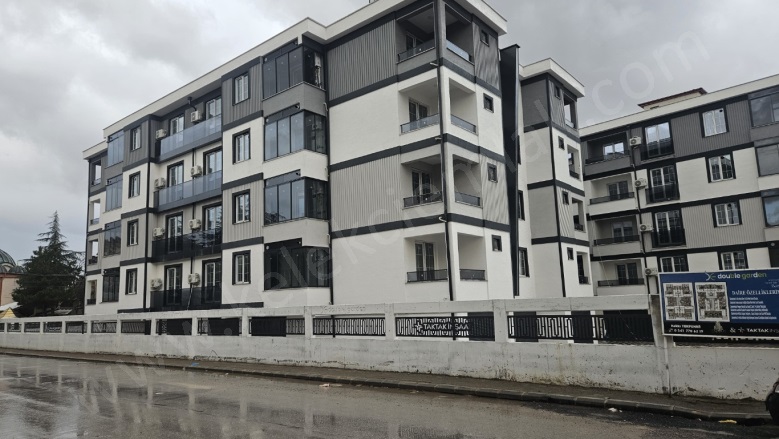 Merkez Bolvadin Satılık Daire |  3+1 Oda | 130M2 4.600.000Tl  Krediye Uygun  | 4. Kat | Kombi | 2 Banyo | 1 Yatak Odası Resim-1