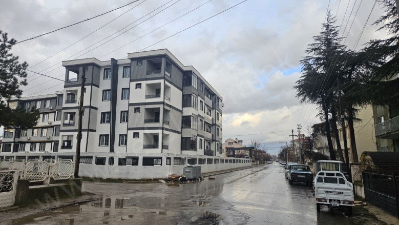 Merkez Bolvadin Satılık Daire |  3+1 Oda | 130M2 4.600.000Tl  Krediye Uygun  | 4. Kat | Kombi | 2 Banyo | 1 Yatak Odası Resim-4