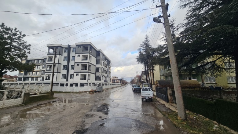 Merkez Bolvadin Satılık Daire |  3+1 Oda | 130M2 4.600.000Tl  Krediye Uygun  | 4. Kat | Kombi | 2 Banyo | 1 Yatak Odası Resim-5