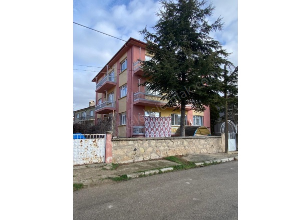 Merkez Bolvadin Kiralık Daire |  3+1 Oda | 125M2 Aylık 14.000Tl  Krediye Uygun  | 3. Kat | Kombi | 1 Banyo | 1 Yatak Odası Resim-1