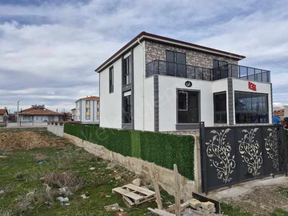 Konak Mahallesi Regaib Sokakta Güney Cepheli Villa 5+1 Satılık Müstakil Ev Bolvadin