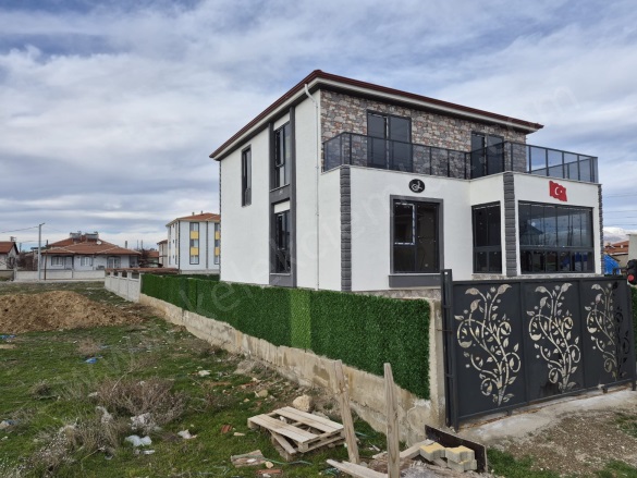 Merkez Bolvadin Satılık Müstakil Ev |  5+1 Oda | 230M2 6.000.000Tl  Krediye Uygun  | Villa | Kombi | 2 Banyo | 1 Yatak Odası Resim-1