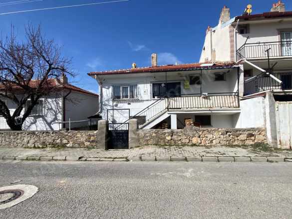 Bağlarbaşı Mahallesinde 2 Katlı Müskatil Bina 3+1 Satılık Müstakil Ev Bolvadin