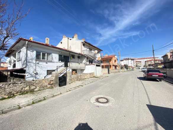 Bağlarbaşı Mahallesinde 2 Katlı Müskatil Bina 3+1 Satılık Müstakil Ev Bolvadin