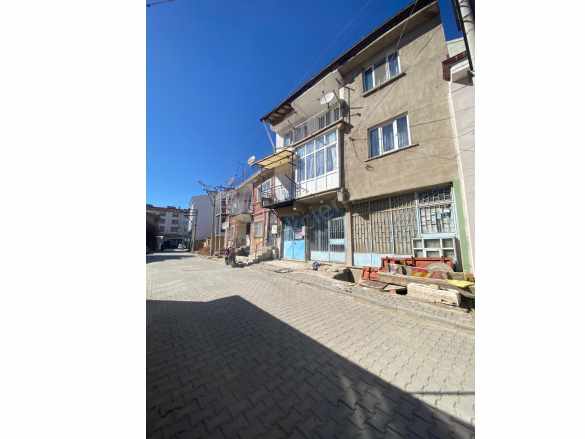 Bekirağa Camii Yanında 3 Katlı Bina 2+1 Satılık Müstakil Ev Bolvadin